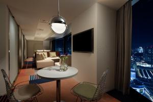 TV a/nebo společenská místnost v ubytování HOTEL GROOVE SHINJUKU, A PARKROYAL Hotel