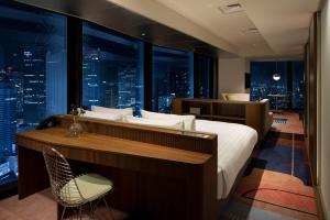 Postel nebo postele na pokoji v ubytování HOTEL GROOVE SHINJUKU, A PARKROYAL Hotel