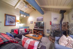 sala de estar con sofá y chimenea en #469 - Pet-Friendly Mountain Condo, Pool & Spa, en Mammoth Lakes