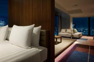 Postel nebo postele na pokoji v ubytování HOTEL GROOVE SHINJUKU, A PARKROYAL Hotel