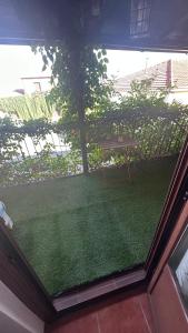 a view from a window of a yard with a picnic table at Casa Rural el Comercio Sierra de Francia in San Miguel de Valero