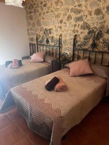 A bed or beds in a room at Casa Rural el Comercio Sierra de Francia