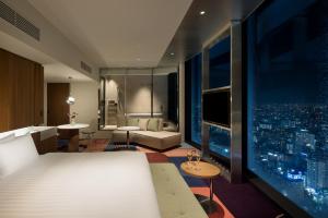 Postel nebo postele na pokoji v ubytování HOTEL GROOVE SHINJUKU, A PARKROYAL Hotel