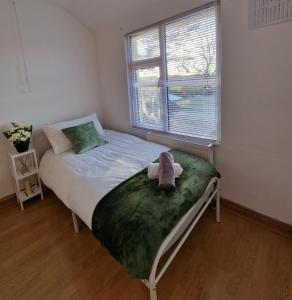 a small bedroom with a bed with a window at 3 mins from the theme park! Charming Bedford Hideaway! in Kempston