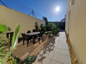 a patio with a table and chairs in a backyard at Apartament Ca la Rosa in L'Ampolla