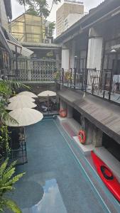 a swimming pool with two umbrellas and a building at Mingle Highstreet in Kuala Lumpur