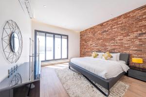 Krevet ili kreveti u jedinici u okviru objekta Mabaat-Superior-Al Qairawan-2BR-54 +5 fotografija