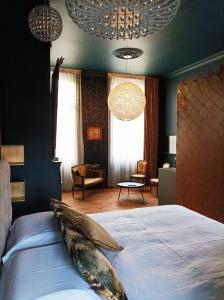 1 dormitorio con 1 cama grande en una habitación en LA MAISON DU SOLEIL, en LʼIsle-Jourdain