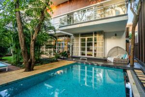 uma piscina em frente a uma casa em Elivaas Dahlia Luxe 4BHK Villa with Pvt Pool near Baga em Arpora