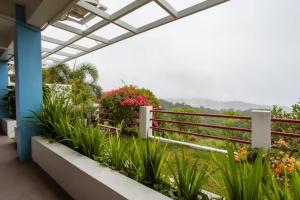 een uitzicht vanaf het balkon van een huis met planten bij Casa Noah in Tagaytay