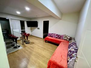 ein Wohnzimmer mit einem roten Sofa und einem Flachbild-TV in der Unterkunft Apartamento en Jesús María in Lima