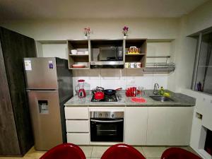 eine kleine Küche mit Kühlschrank und Spüle in der Unterkunft Apartamento en Jesús María in Lima