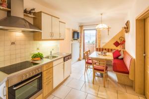 Una cocina con una mesa y un comedor. en Voppichlhof App Arnika, en San Giacomo
