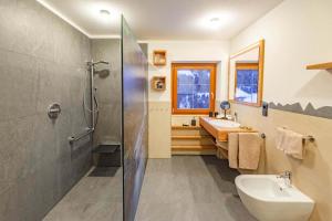 Koupelna v ubytování Voppichlhof App Margerite + 16 fotografií