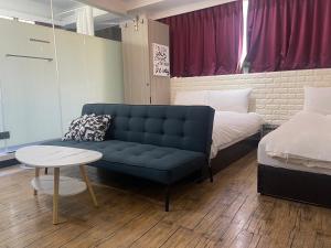 Postel nebo postele na pokoji v ubytování Love River Inn 愛河日央