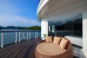 uma cama no convés de um navio de cruzeiro em Paradise Grand Cruise - Lan Ha Bay em Ha Long