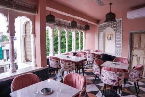 Posezení v ubytování Dev Mahal - A Boutique Heritage Hotel