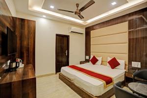 une chambre d'hôtel avec un lit et une télévision dans l'établissement Staybook Hotel Atlanta New Delhi Train Station, à New Delhi