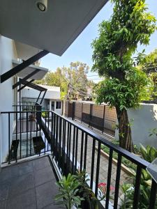 d'un balcon avec une balustrade noire et un arbre. dans l'établissement Via Renata Panglima Polim, à Jakarta