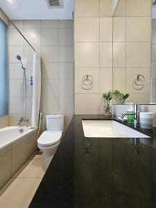 La salle de bains est pourvue d'un lavabo, de toilettes et d'une baignoire. dans l'établissement Via Renata Panglima Polim, à Jakarta