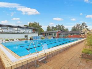 A piscina localizada em Holiday home Gilleleje XLVII ou nos arredores