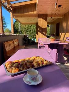 利普托斯基米庫拉斯的住宿－Chalet Dereše，桌上的糕点盘和咖啡