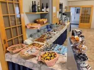 uma linha de buffet com muitos tipos diferentes de alimentos em Hotel Irene em Riccione