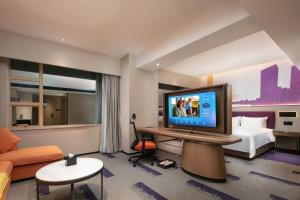 Televiisor ja/või meelelahutuskeskus majutusasutuses Hampton by Hilton Foshan Dali