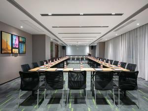 una gran sala de conferencias con una mesa larga y sillas en Hampton by Hilton Foshan Dali en Foshan