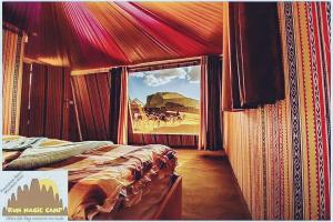 ein Schlafzimmer mit einem Bett und einem Gemälde an der Wand in der Unterkunft wadi rum tha moon in Wadi Rum