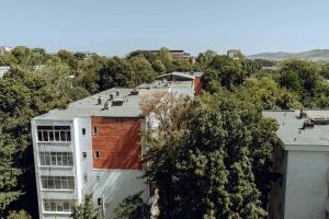 an overhead view of a building and trees at Tatarasi Apartments - One Residence Iasi in Iaşi