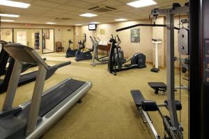 Fitness centrum a/nebo fitness zařízení v ubytování Clinton Inn Hotel Tenafly