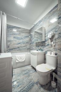 y baño con aseo, lavabo y bañera. en LUXURY Cozy Apartments and Studios Palas Mall Iasi, en Iaşi