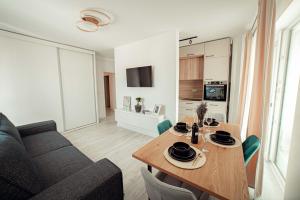 O bucătărie sau chicinetă la LUXURY Cozy Apartments and Studios Palas Mall Iasi