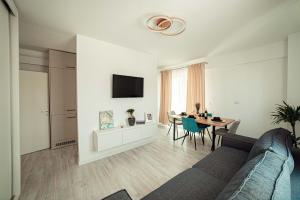 Un televizor și/sau centru de divertisment la LUXURY Cozy Apartments and Studios Palas Mall Iasi