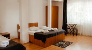 A bed or beds in a room at Pensiunea Victoria Sambata de Sus