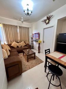 un soggiorno con divano e tavolo di Good Stay 1 BHK Apartment 604 a Dabolim