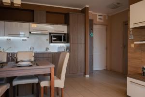 Kuchyňa alebo kuchynka v ubytovaní Zafír Apartman Sárvár