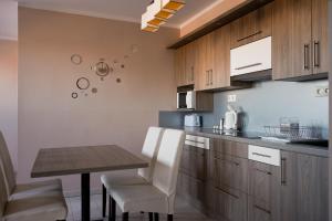 Kuchyňa alebo kuchynka v ubytovaní Zafír Apartman Sárvár