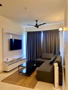 sala de estar con sofá y TV de pantalla plana en Good Stay 2 BHK Flat 301 en Dabolim