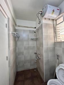 Uma casa de banho em Good Stay 2 BHK Flat 301