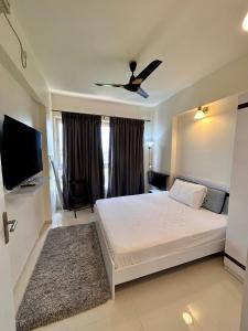 เตียงในห้องที่ Good Stay 2 BHK Flat 301