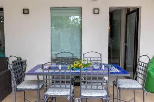 a table with four chairs and a blue table top at Lemon House, Capri in Capri