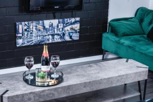 - une table avec 2 verres et une bouteille de vin dans l'établissement Modern & Chic Apartment w Patio Near Rothschild Blvd by Sea N' Rent, à Tel Aviv