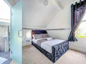- une chambre avec un lit et une fenêtre dans l'établissement *RD9bC* For your most relaxed & Cosy stay + Free Parking + Free Fast WiFi *, à Moortown
