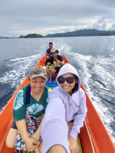 a group of people on a boat on the water at Aldejus Homestay in Yennanas Besir