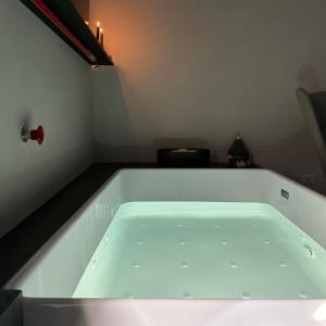 Cette chambre dispose d'une grande baignoire. dans l'établissement Stanza22, à Ceglie Messapica