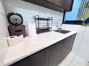 蕉赖Traders Garden , cheras Trader square 3 bedroom Balakong serdang的厨房柜台设有水槽和卫生纸卷