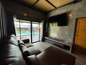 TV a/nebo společenská místnost v ubytování The Nack Resort & Pool Villa บางบัวทอง