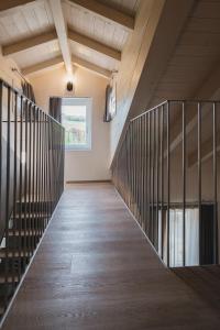 una escalera en una casa con suelo de madera y ventana en Affittacamere Valèt en San Marzano Oliveto